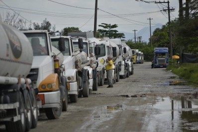 Caminhoneiros paralisam bases de carregamento de combustíveis na Baixada