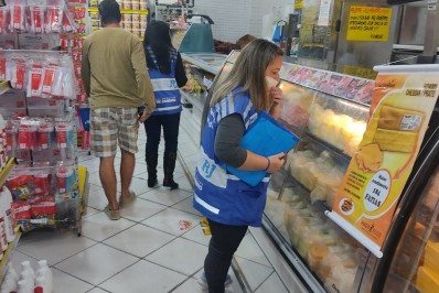 Procon descarta mais de 130 quilos de alimentos impróprios para o consumo em supermercado de São Gonçalo