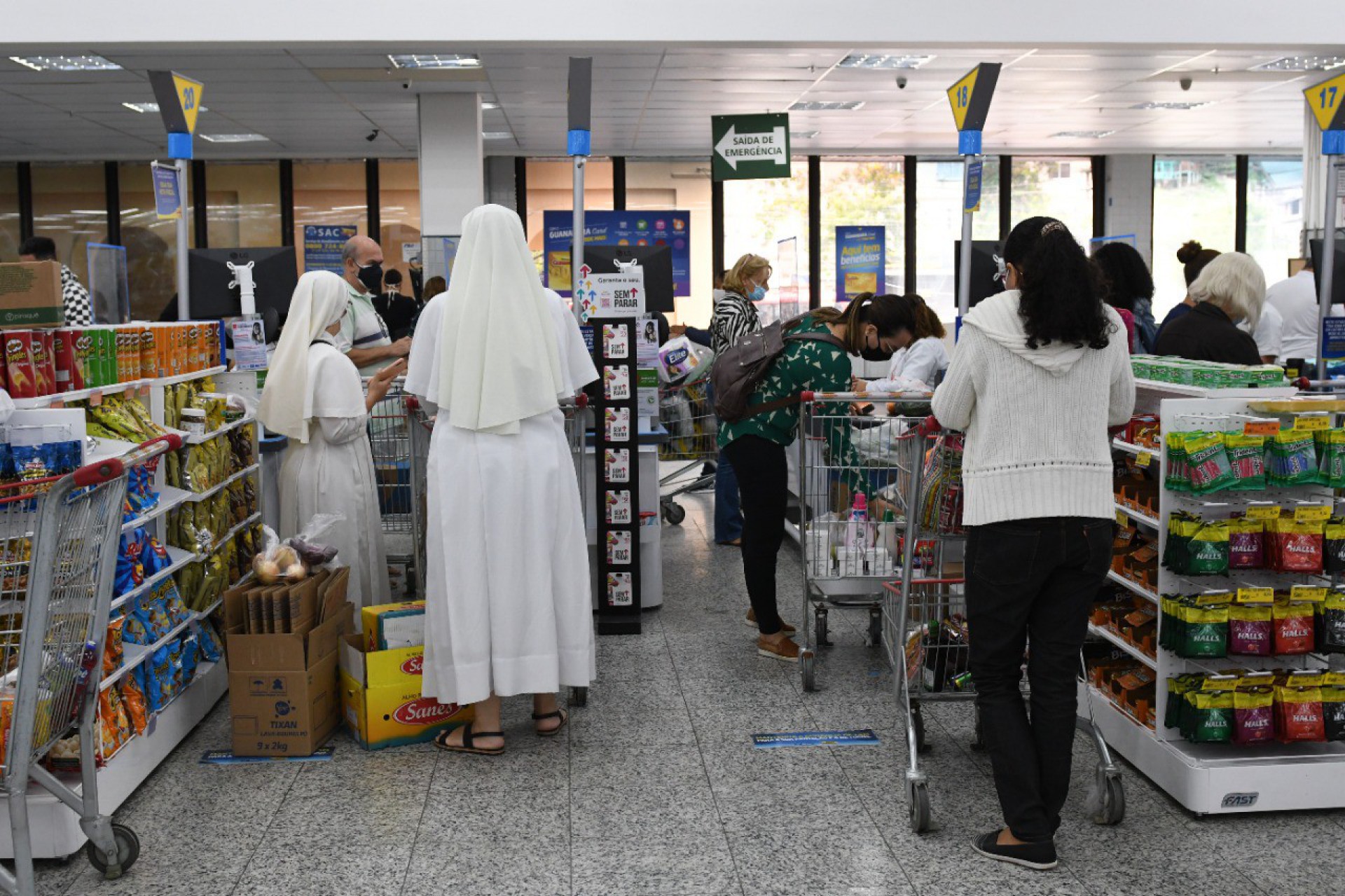 Duas freiras foram ao mercado para conferir as ofertas de produtos - Alexandre Brum/Divulgação