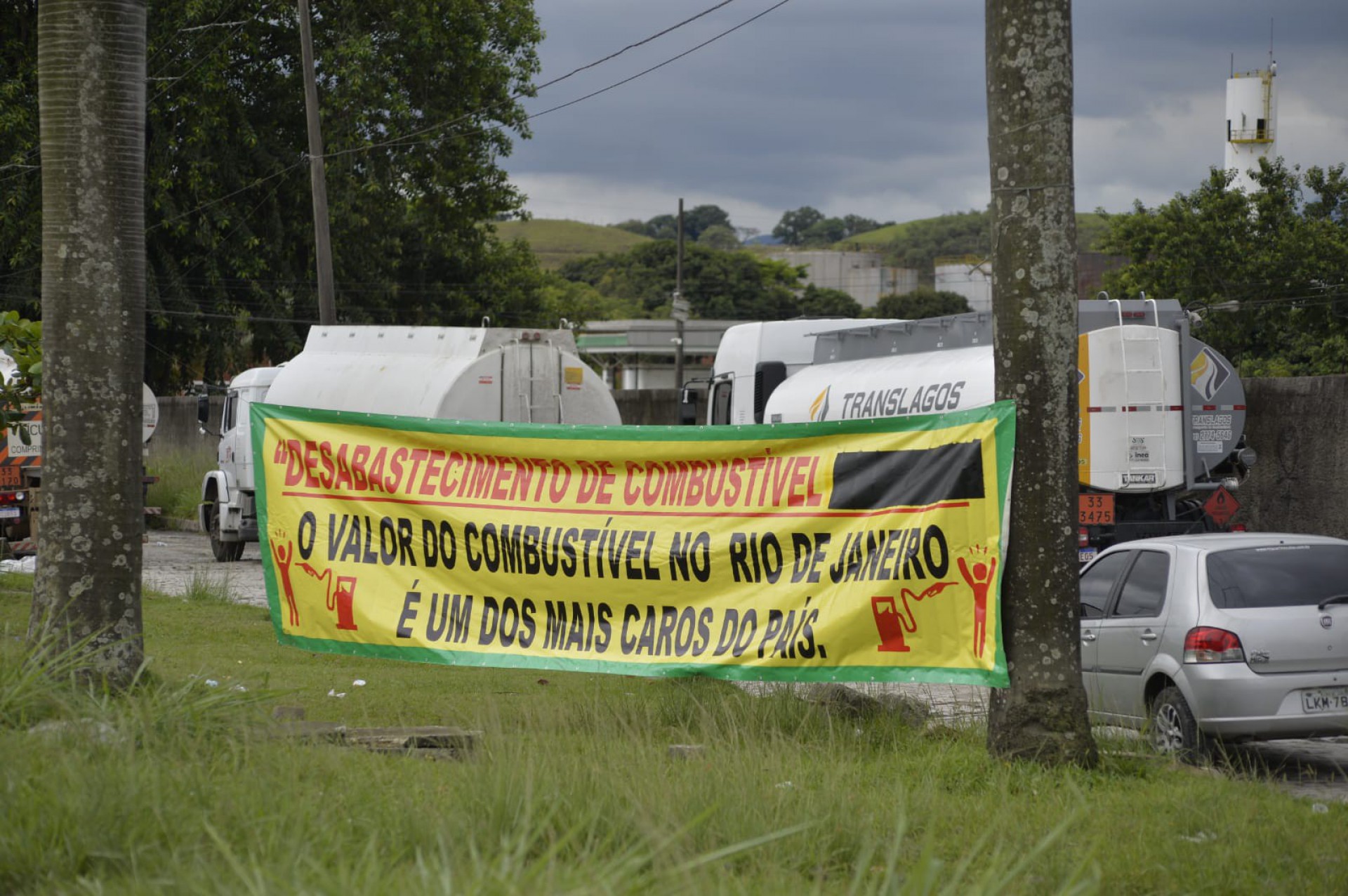 Manifestantes reclamavam do pre&ccedil;o alto do combust&iacute;vel e frete - F&aacute;bio Costa / Ag&ecirc;ncia O Dia 