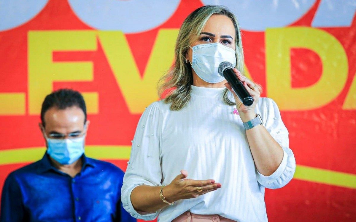 A deputada federal Daniela do Waguinho destacou que a Prefeitura contratou mais de 3.500 profissionais de Educa&Atilde;&sect;&Atilde;&pound;o este ano