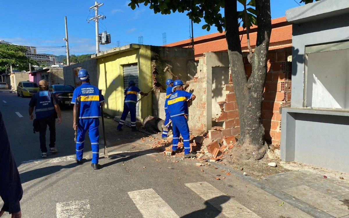 Imóveis era todos comerciais e foram erguidos ilegalmente sobre a calçada, segundo a prefeitura - Divulgação