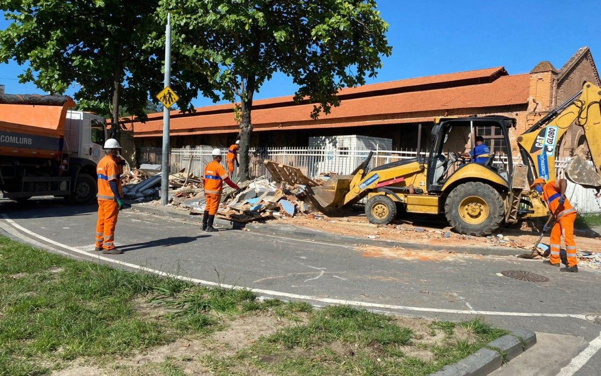 Imóveis era todos comerciais e foram erguidos ilegalmente sobre a calçada, segundo a prefeitura - Divulgação