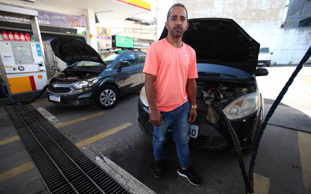 Rio,22/10/2021- BENFICA,posto Swell, na rua Senador Bernardo Monteiro gasolina nas alturas,aumento dos precos dos combustiveis. Na foto, Leonardo Silveira Cardoso .Foto: Cleber Mendes/Ag&ecirc;ncia O Dia