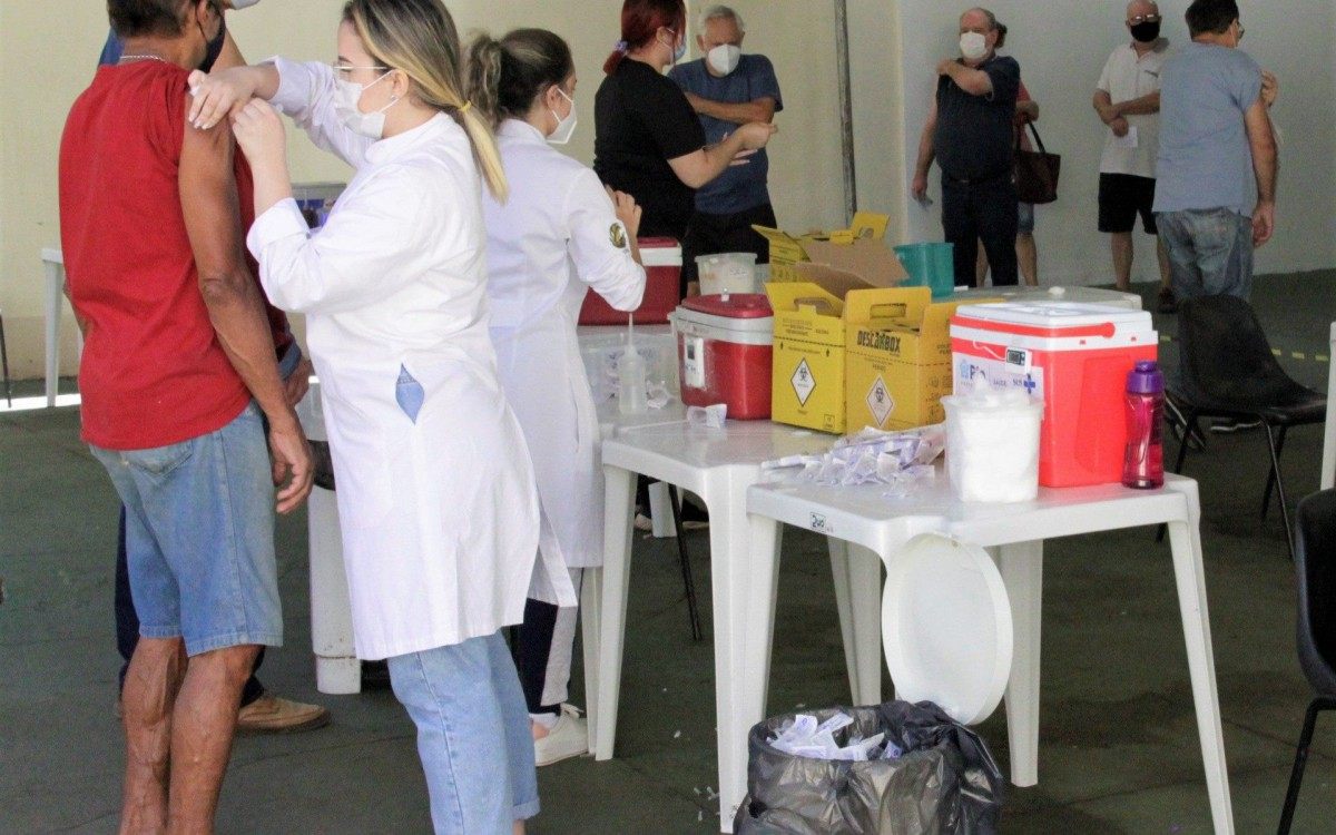 Vacinação contra a Covid 19, dose de reforço no Posto de Saude Heitor Beltrão,nesta sexta feira (22). - Marcos Porto/Agencia O Dia