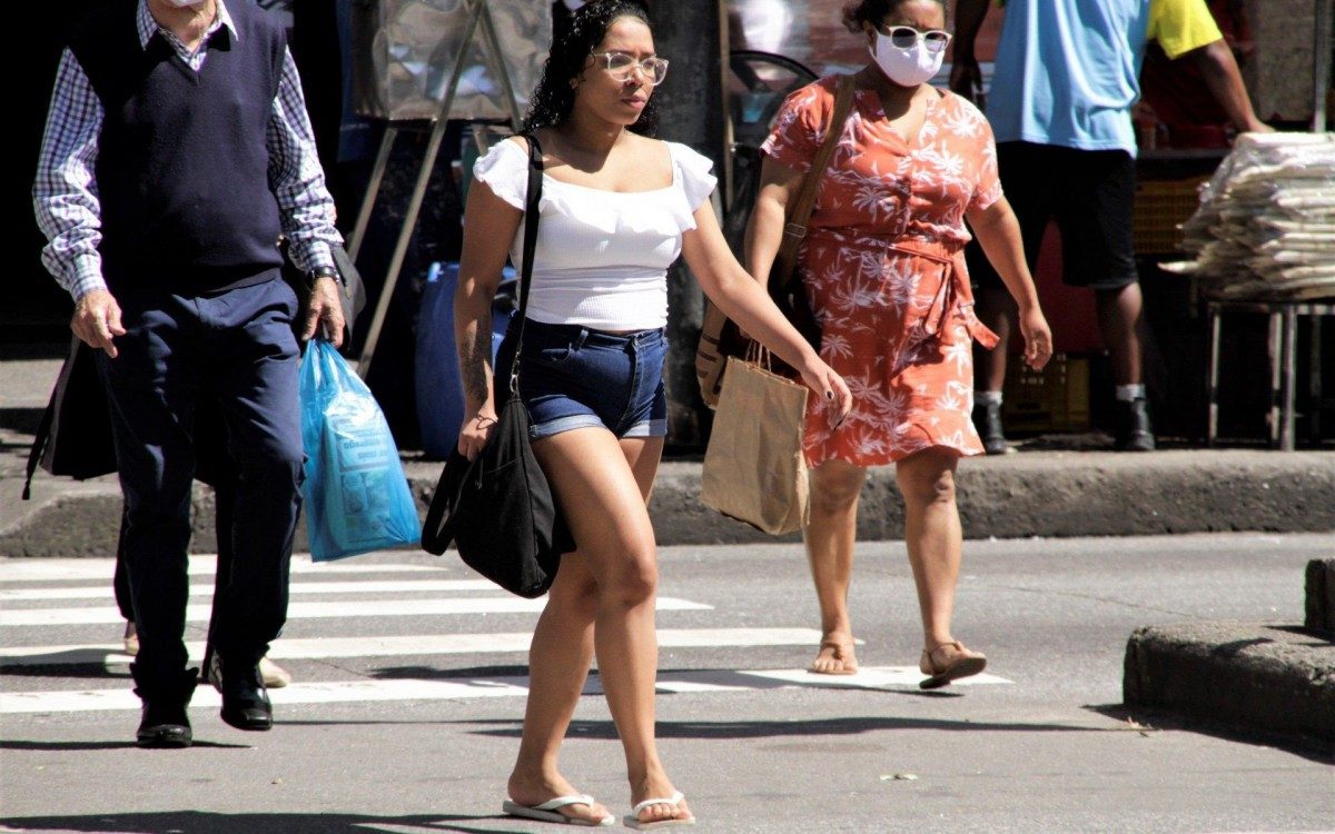 Pessoas com e sem mascaras nas ruas da Tijuca no Rio de Janeiro,nesta sexta feira (22). - Marcos Porto/Ag&ecirc;cia O Dia