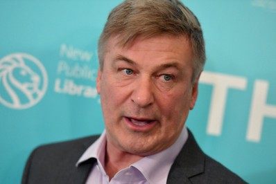 Após tragédia em set, Alec Baldwin defende presença de policial nas filmagens