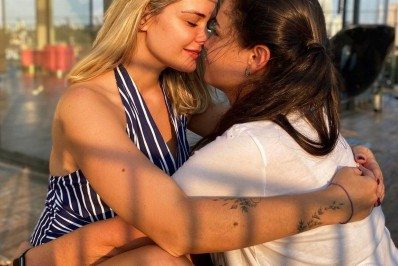 Marcela Mc Gowan comemora 11 meses de namoro com cantora sertaneja