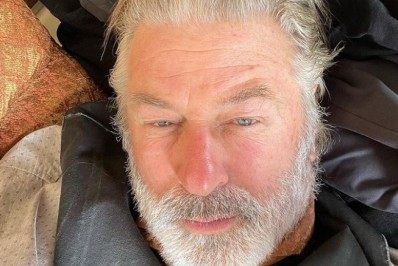 'Foi uma coisa horrível o que aconteceu. Ele se sente péssimo', afirma mulher de Alec Baldwin