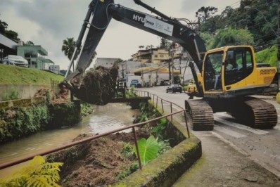 Prefeitura inicia trabalho de desassoreamento do Rio Quitandinha