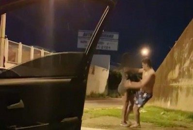 Mulher transexual é atacada na rua enquanto amigos do agressor filmam o momento de violência