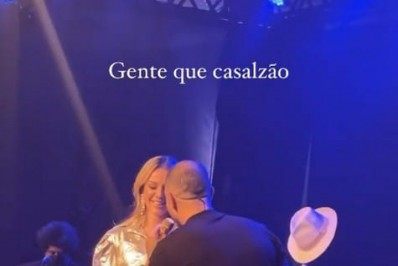 Paolla Oliveira sobe ao palco e dança ao lado do namorado Diogo Nogueira em em evento