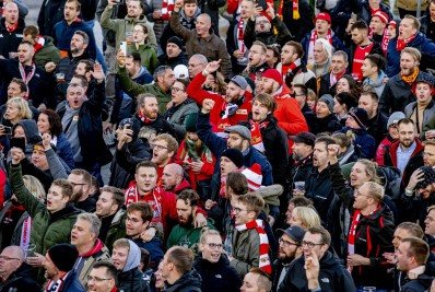 Briga entre torcedores acaba em mordidas de cachorros e 75 presos na Europa; veja fotos