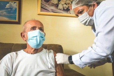 Moradores de 58 anos ou mais recebem dose de reforço contra Covid-19 em São Pedro
