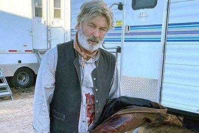 Alec Baldwin é visto aos prantos após matar diretora em set de filmagens