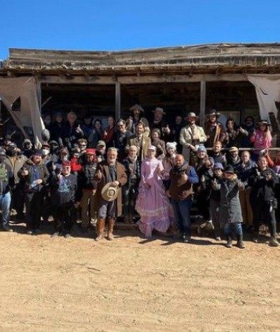 Halyna Hutchins morreu no set de filmagens de 'Rust', no Novo México, após o ator Alec Baldwin disparar acidentalmente uma arma cenográfica - Reprodução Internet