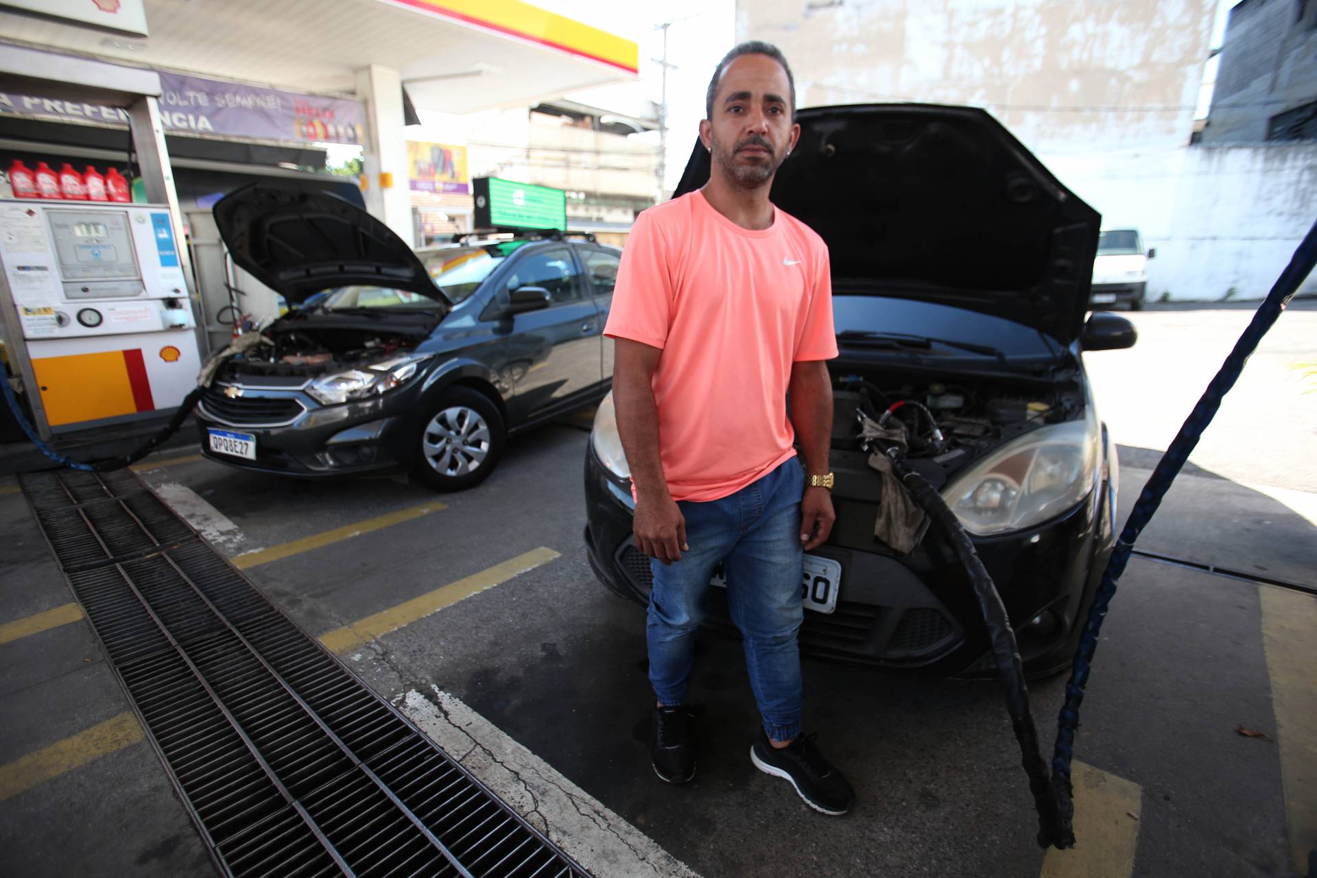 Com a alta do preço dos combustíveis, o motorista autônomo Leonardo Cardoso passou a abastecer o seu carro apenas uma vez ao mês - Cléber Mendes/Agência O Dia