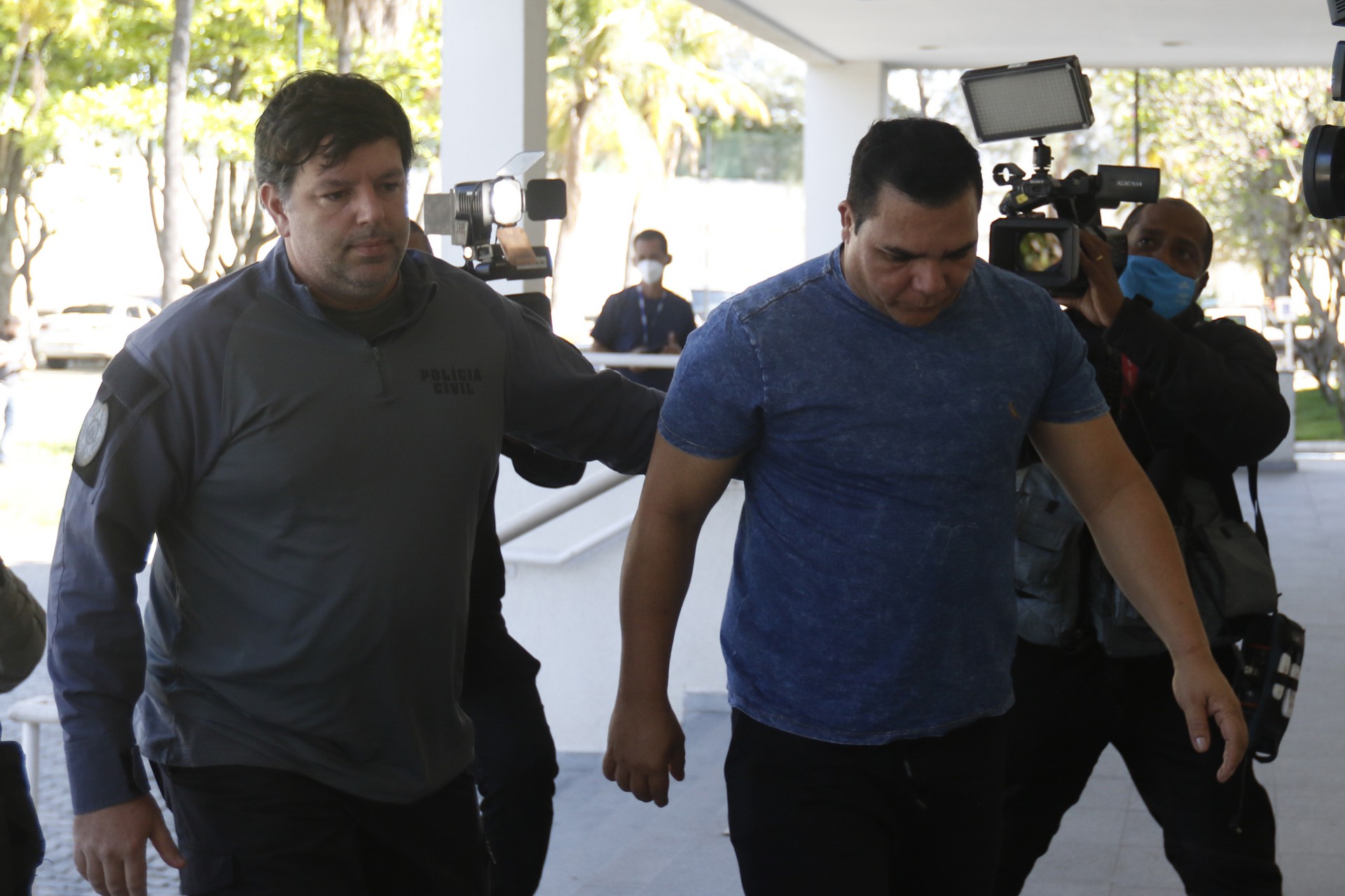 Policia - Vereador de Caxias e PMs são presos por agiotagem e extorsao. Operaçao conjunta da Polícia Civil com o Ministerio Publico investiga quadrilha que emprestava dinheiro com juros abusivos como contrapartida. Carlinhos da Barreira (MDB), vereador de terceiro mandato, e acusado de fazer parte do esquema. Os presos e o material apreendido foram levados para a Cidpol, no Jacare, zona norte do Rio. Na foto, vereador Carlos Augusto Pereira Sodre. - Reginaldo Pimenta / Agencia O Dia