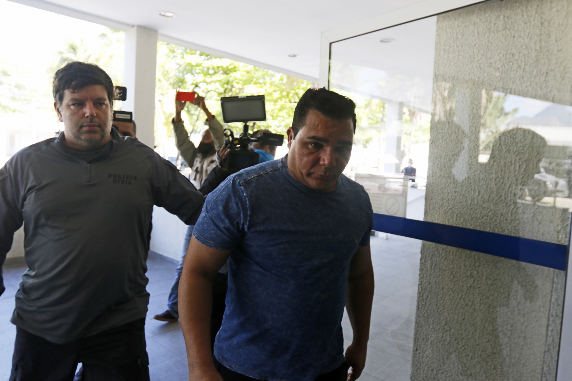 Policia - Vereador de Caxias e PMs são presos por agiotagem e extorsao. Operaçao conjunta da Polícia Civil com o Ministerio Publico investiga quadrilha que emprestava dinheiro com juros abusivos como contrapartida. Carlinhos da Barreira (MDB), vereador de terceiro mandato, e acusado de fazer parte do esquema. Os presos e o material apreendido foram levados para a Cidpol, no Jacare, zona norte do Rio. Na foto, vereador Carlos Augusto Pereira Sodre. - Reginaldo Pimenta / Agencia O Dia