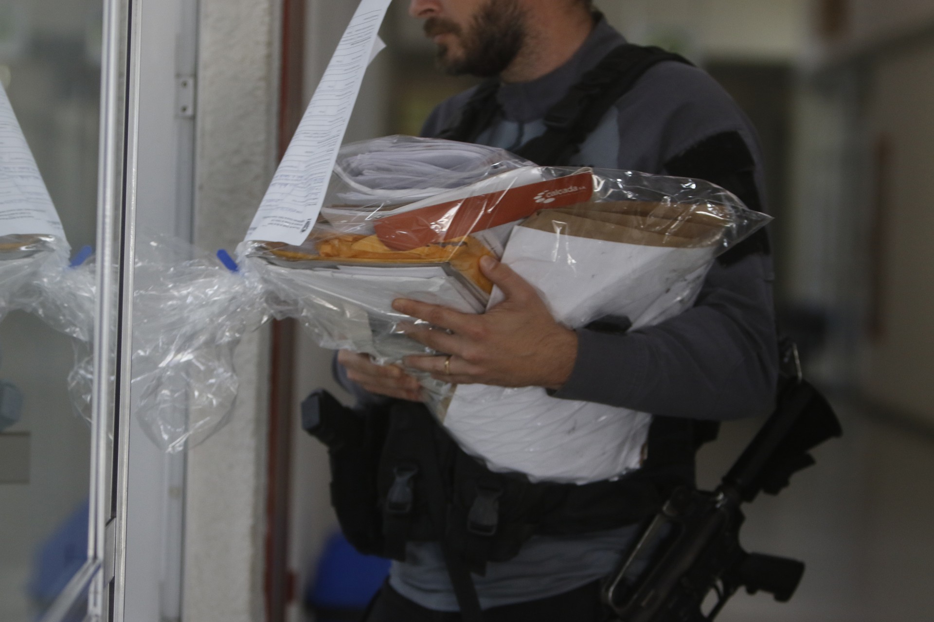 Policia - Vereador de Caxias e PMs são presos por agiotagem e extorsao. Operaçao conjunta da Polícia Civil com o Ministerio Publico investiga quadrilha que emprestava dinheiro com juros abusivos como contrapartida. Carlinhos da Barreira (MDB), vereador de terceiro mandato, e acusado de fazer parte do esquema. Os presos e o material apreendido foram levados para a Cidpol, no Jacare, zona norte do Rio. Na foto, material apreendido na operaçao. - Reginaldo Pimenta / Agencia O Dia