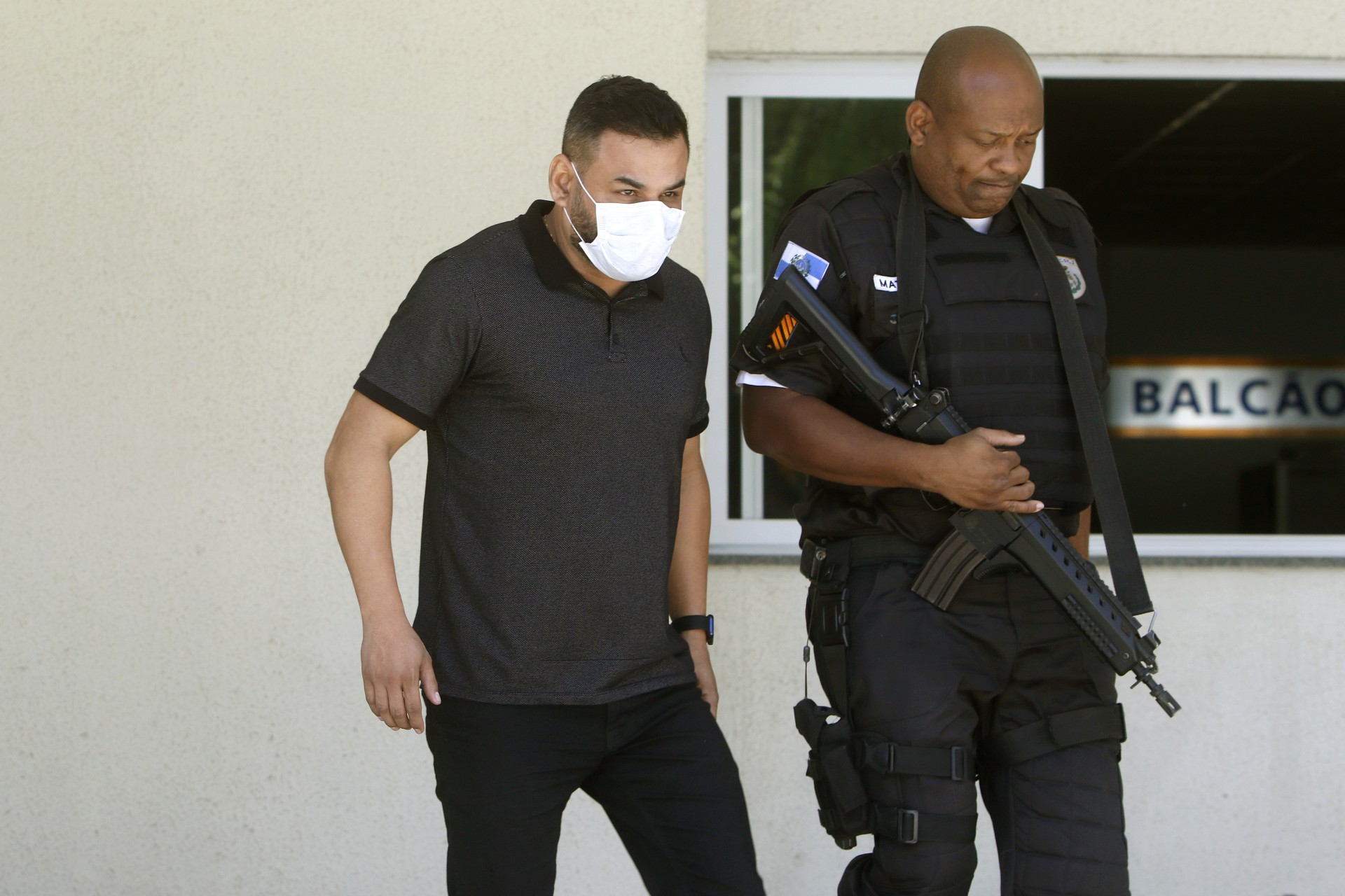 Policia - Vereador de Caxias e PMs são presos por agiotagem e extorsao. Operaçao conjunta da Polícia Civil com o Ministerio Publico investiga quadrilha que emprestava dinheiro com juros abusivos como contrapartida. Carlinhos da Barreira (MDB), vereador de terceiro mandato, e acusado de fazer parte do esquema. Os presos e o material apreendido foram levados para a Cidpol, no Jacare, zona norte do  Na foto, 3 sargendo Ricardo Silva dos Santos. - Reginaldo Pimenta / Agencia O Dia