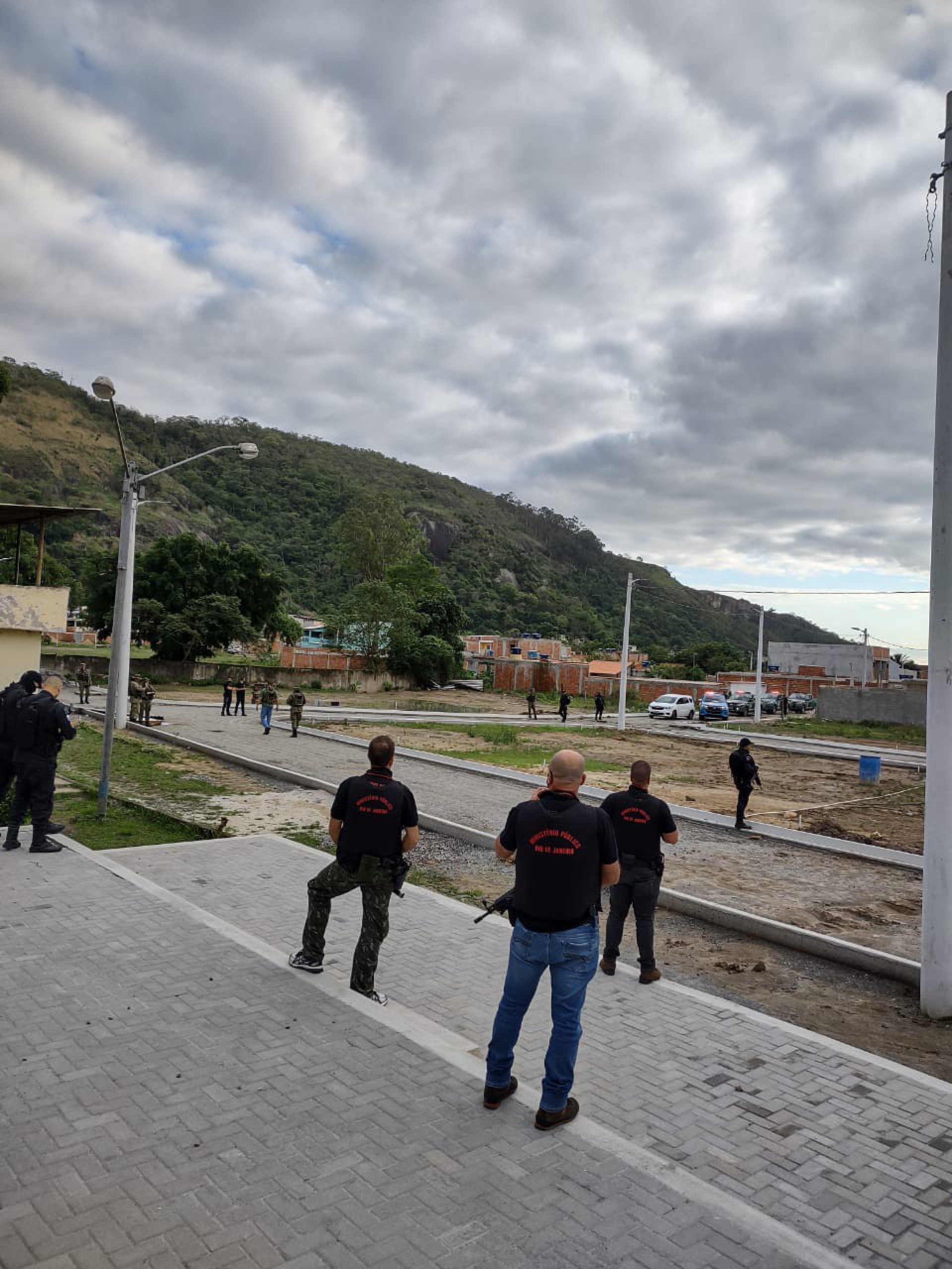 Agentes participam da demolição de dois condomínios construídos por organizações criminosas - Divulgação/MPRJ