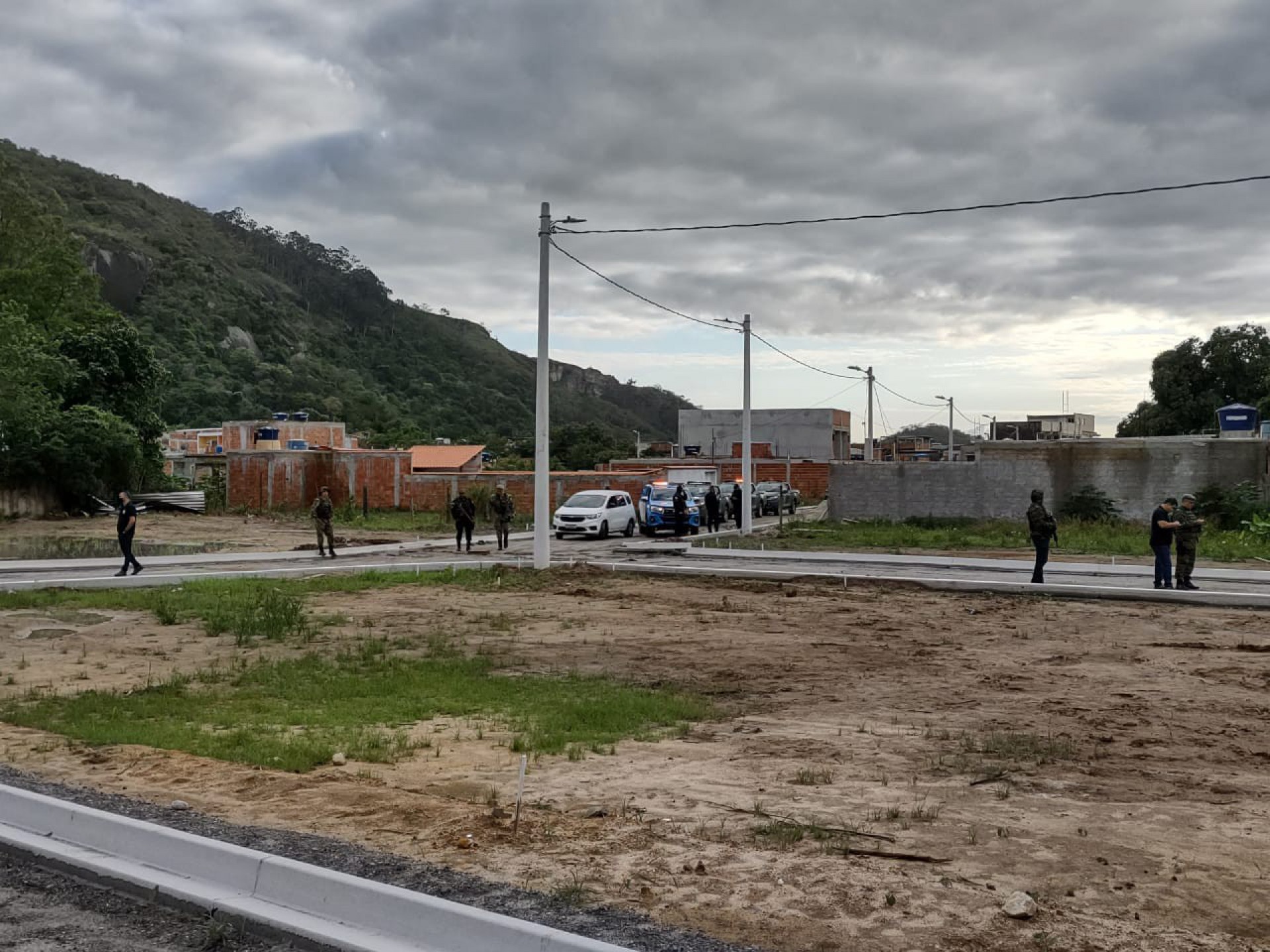 Agentes participam da demolição de dois condomínios construídos por organizações criminosas - Divulgação/MPRJ