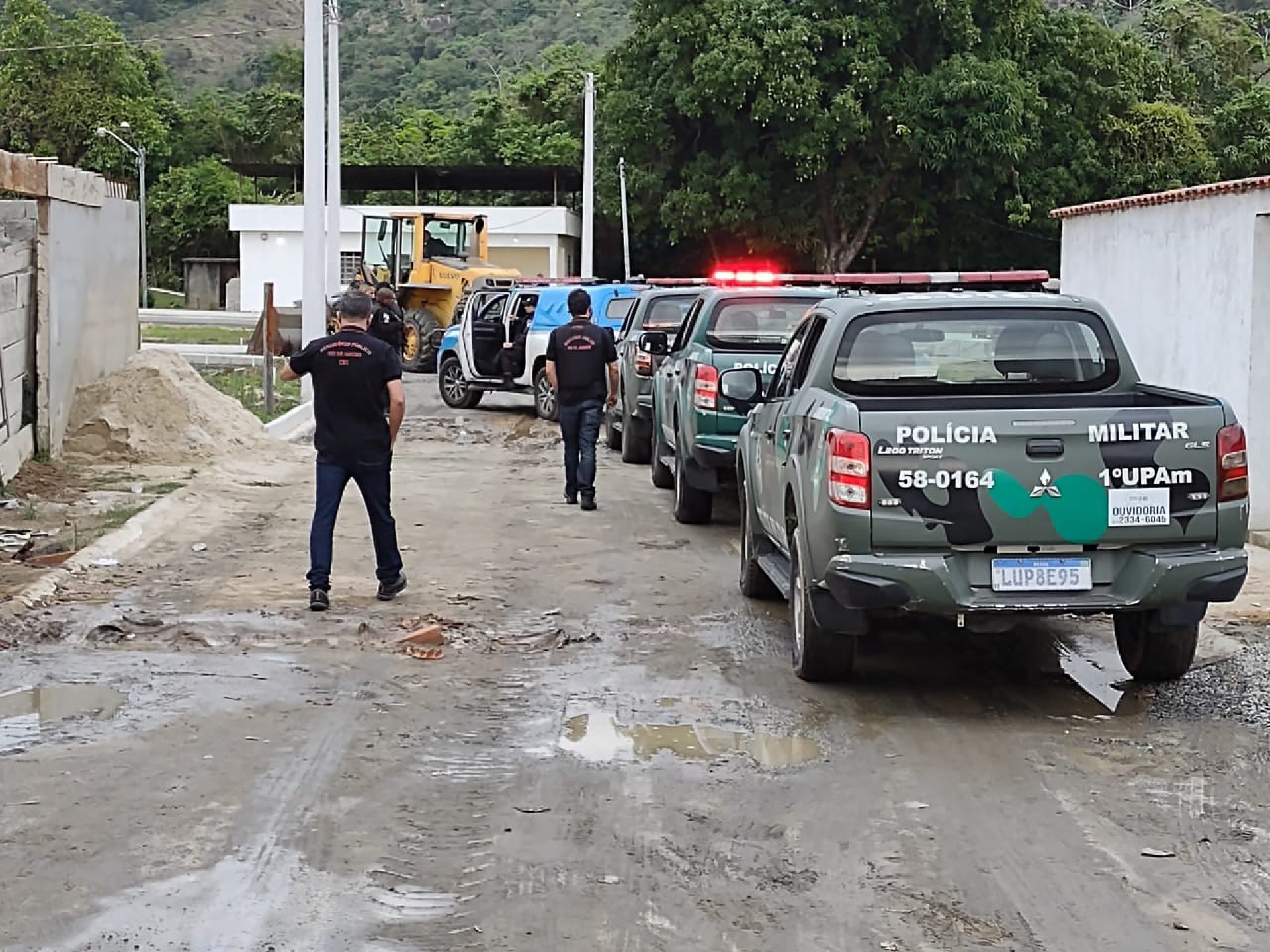 Agentes participam da demolição de dois condomínios construídos por organizações criminosas - Divulgação/MPRJ