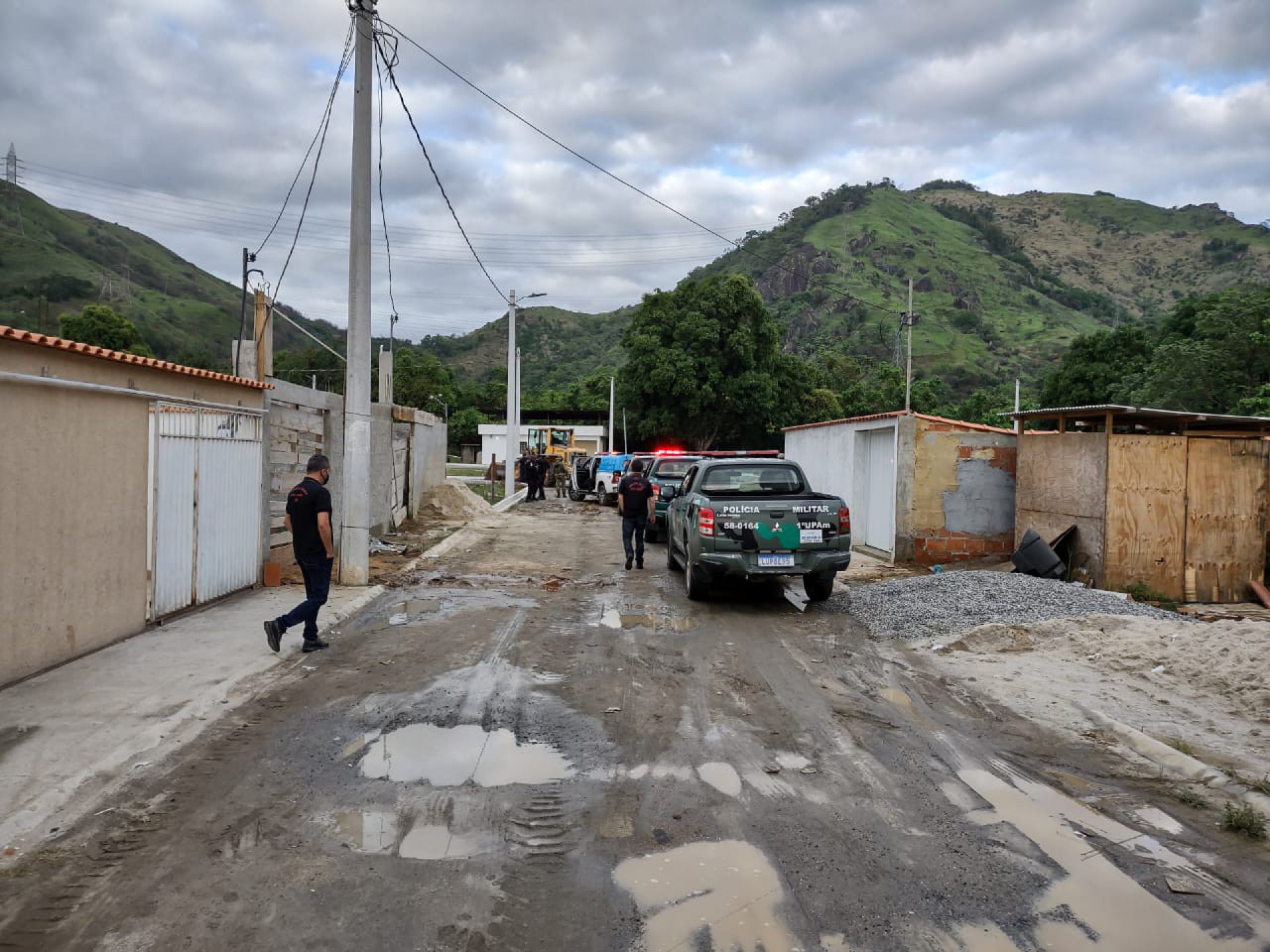 Agentes participam da demolição de dois condomínios construídos por organizações criminosas - Divulgação/MPRJ