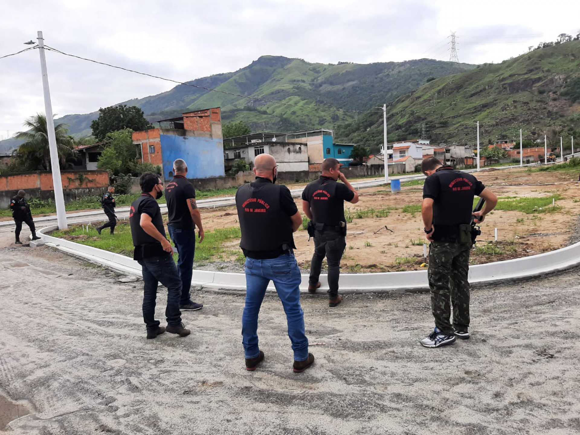 Agentes participam da demolição de dois condomínios construídos por organizações criminosas - Divulgação/MPRJ