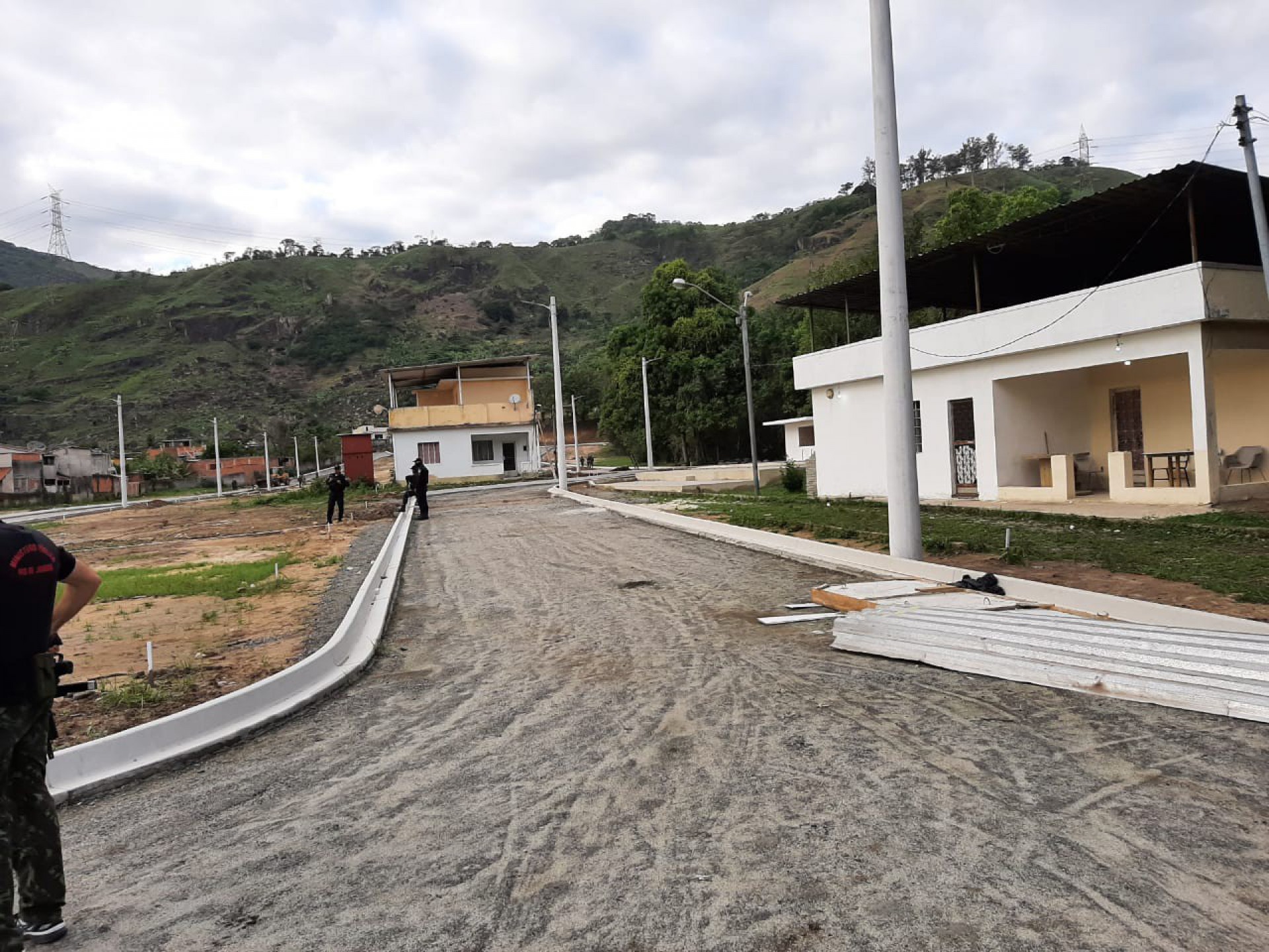 Agentes participam da demolição de dois condomínios construídos por organizações criminosas - Divulgação/MPRJ