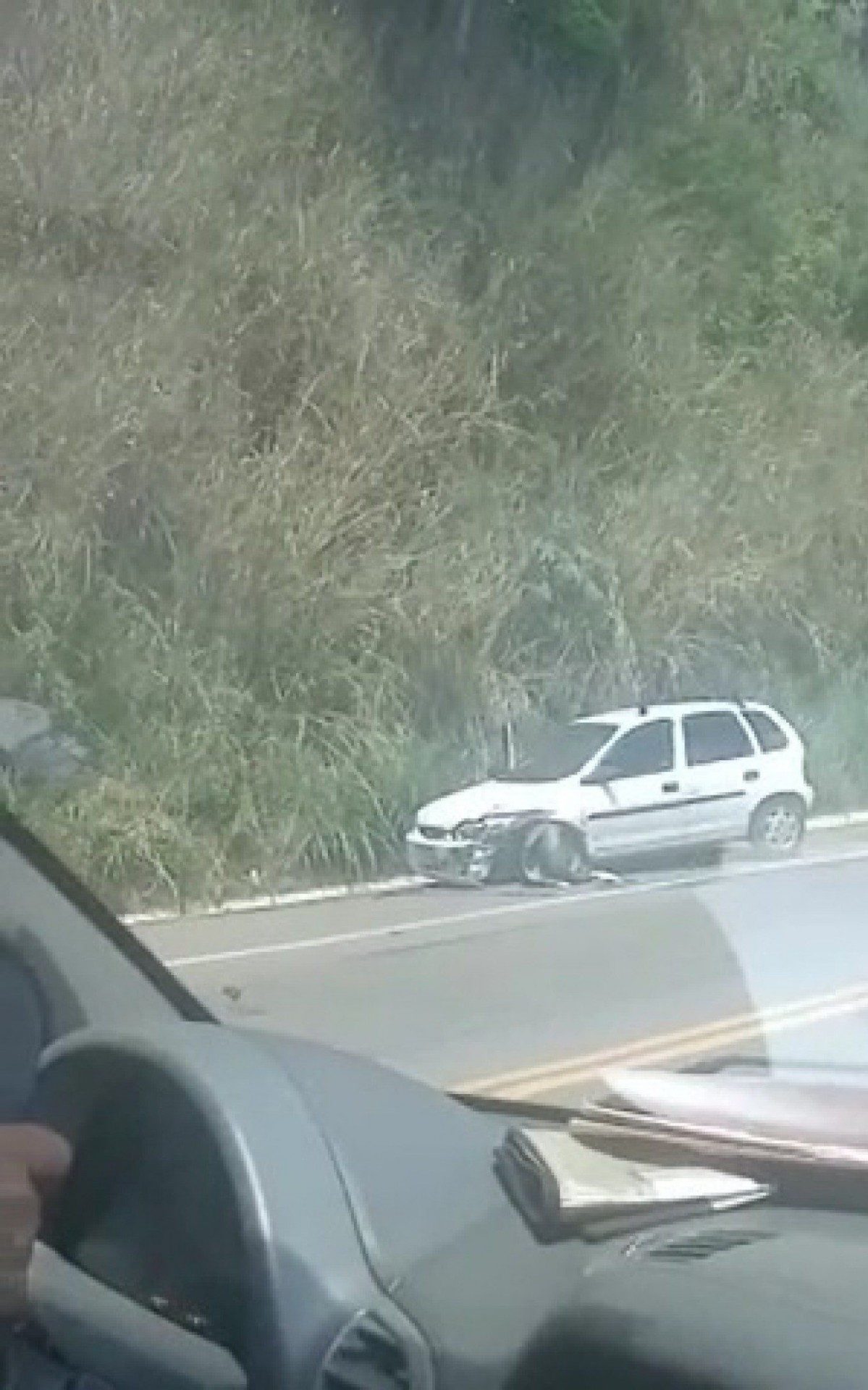 Colis&atilde;o envolvendo carreta e dois carros &eacute; registrada na Rodovia L&uacute;cio Meira, em Barra Mansa