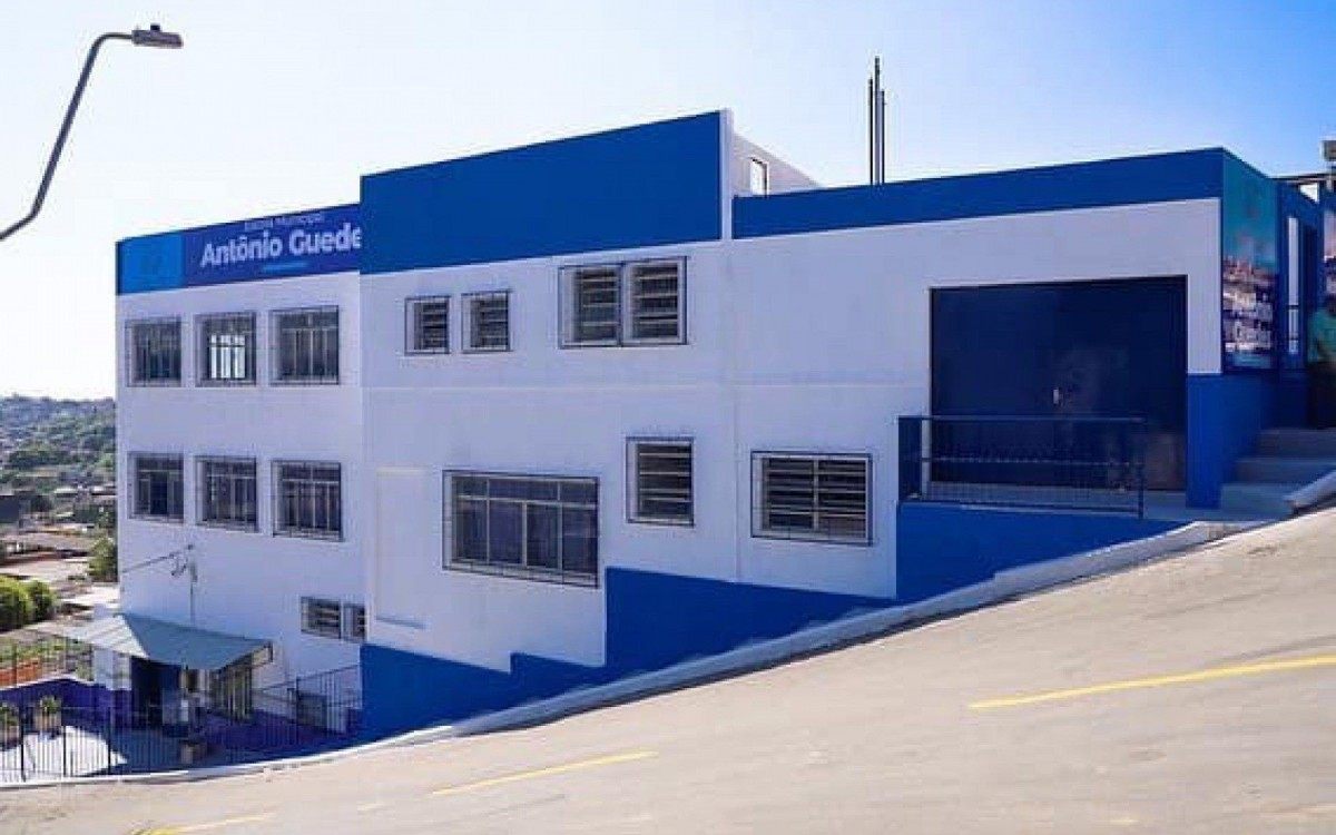 Escola Municipal Ant&ocirc;nio Guedes, localizada no bairro dos Trezentos