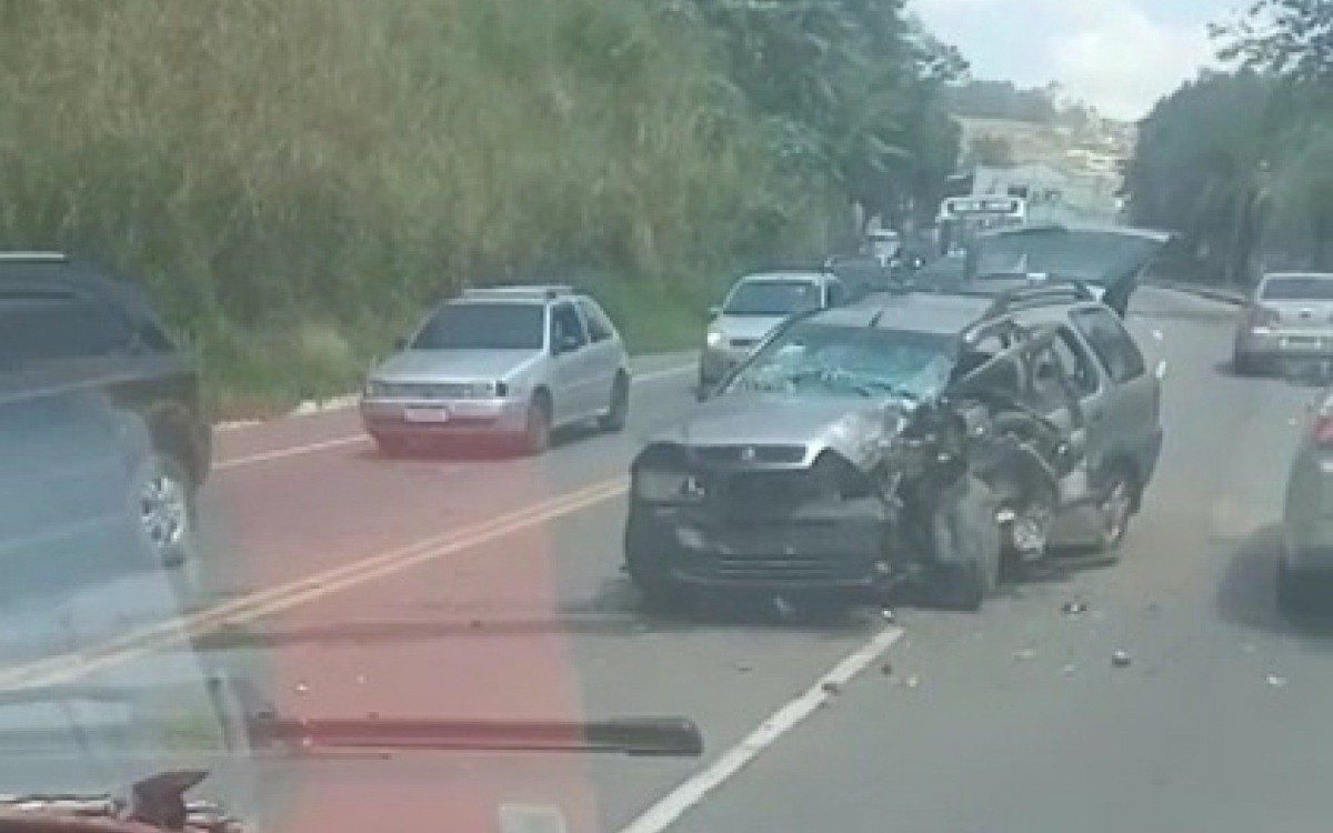 Colisão envolvendo carreta e dois carros é registrada na Rodovia Lúcio Meira, em Barra Mansa - Reprodução