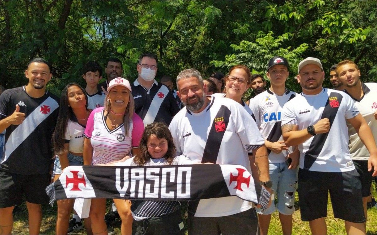Grupo de torcedores que foram ao CT do Vasco apoiar os jogadores