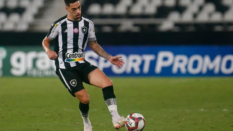 Lateral do Botafogo celebra recuperação de lesão: 'Não tem sensação melhor do que estar em campo'