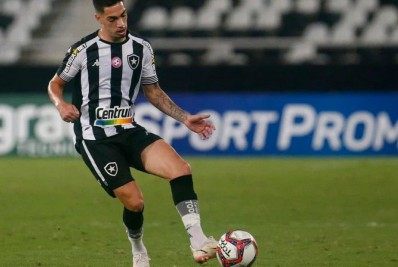 Lateral do Botafogo celebra recuperação de lesão: 'Não tem sensação melhor do que estar em campo'