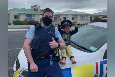 Chamada inusitada! Menino de 4 anos liga para emergência e oferece seus brinquedos aos policiais