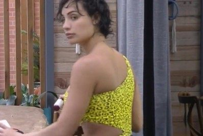 Aline Mineiro aparece com cabelos curtinhos em 'A Fazenda 13'