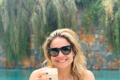 Fernanda Gentil se refresca na piscina e toma um bom drinque