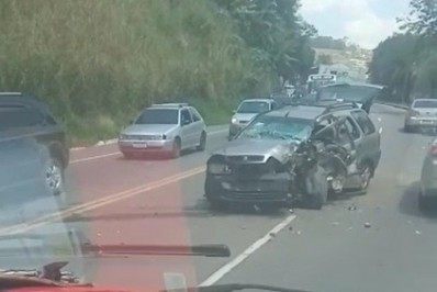 Colisão entre carreta e dois carros é registrada no bairro Nove de Abril em Barra Mansa