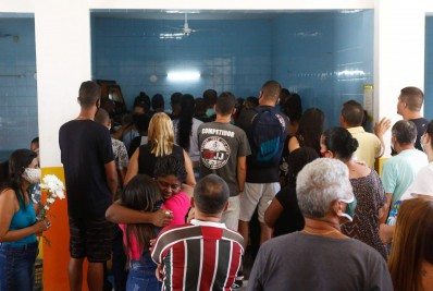 Corpo de lutador morto durante assalto é enterrado em Belford Roxo