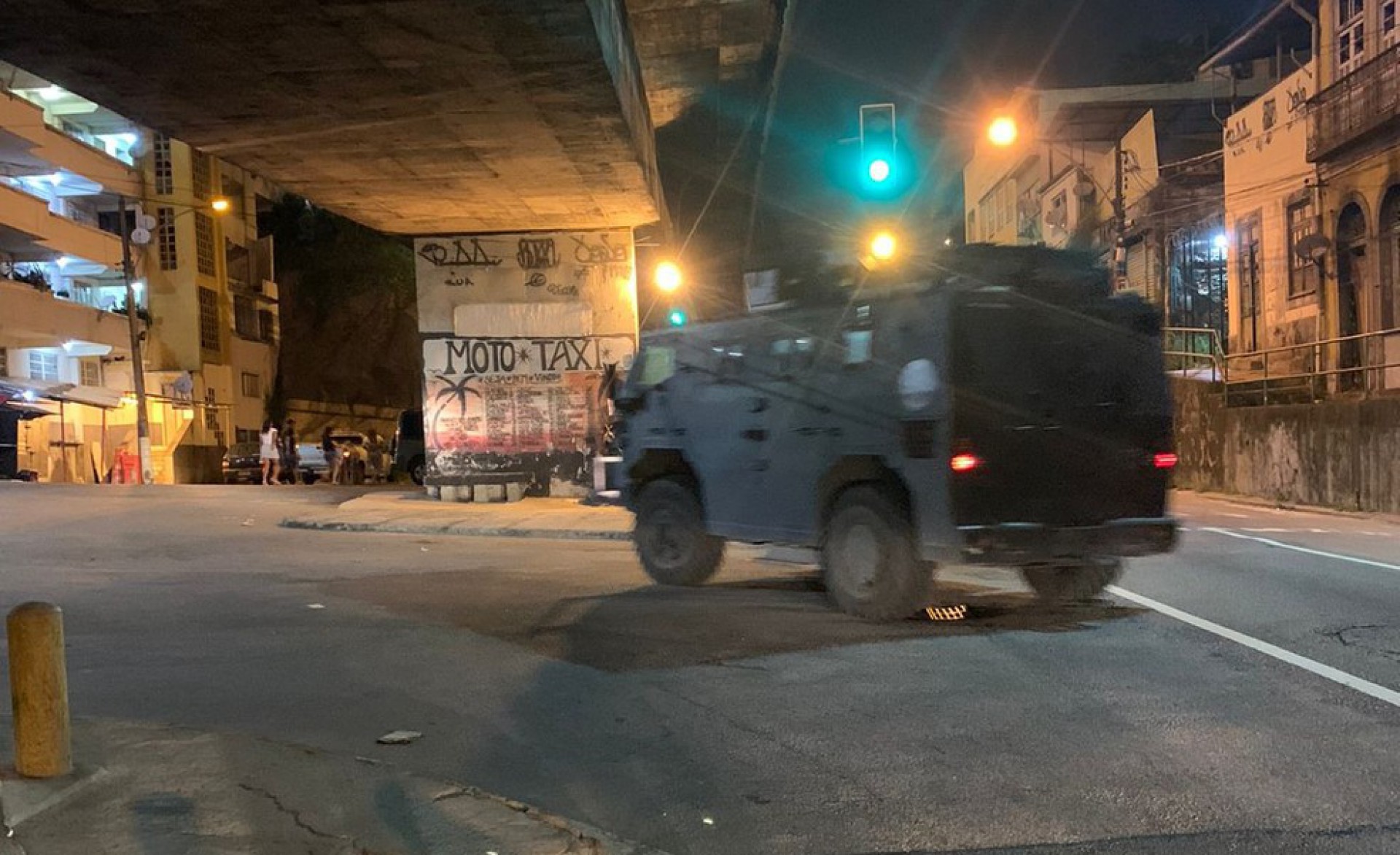 Veículo blindado da Polícia Civil circula na região da Providência após troca de tiros que resultou em morte de suspeitos - Divulgação
