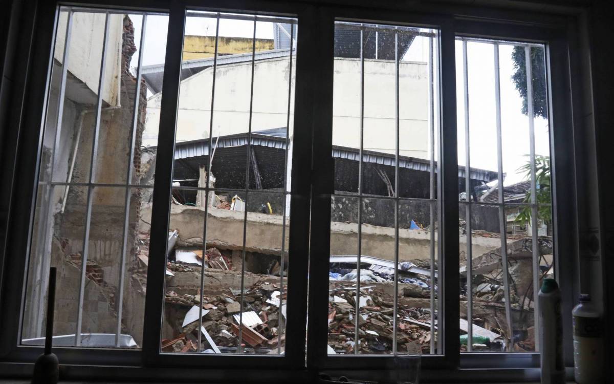 Geral - Predio desaba em Nilopolis, na baixada fluminense, deixando um morto e tres feridos na manha de hoje. Na foto, visao do local do desabamento de uma casa vizinha, onde a moradora disse que viu tudo da janela da cozinha.