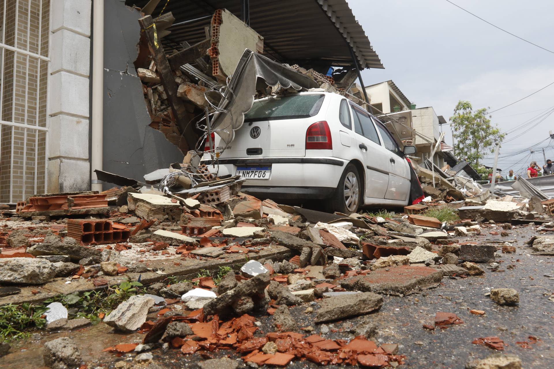 Geral - Predio desaba em Nilopolis, na baixada fluminense, deixando um morto e tres feridos na manha de hoje.
