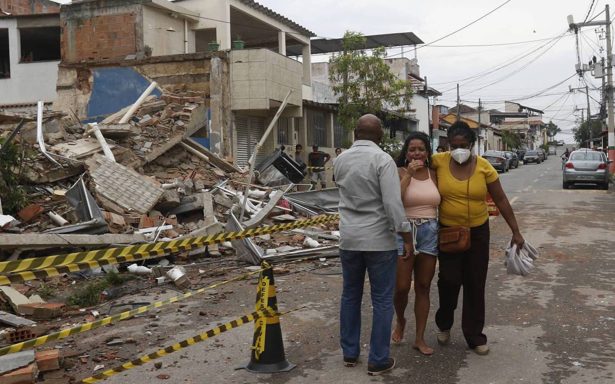 Pr&eacute;dio desaba em Nil&oacute;polis e deixa um morto e tr&ecirc;s feridos 