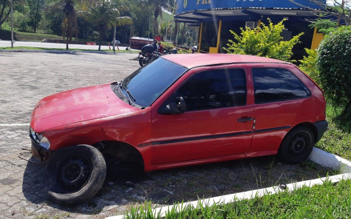 Ve&iacute;culo foi removido para o p&aacute;tio da PRF por estar com o licencimento vencido desde 2016.
