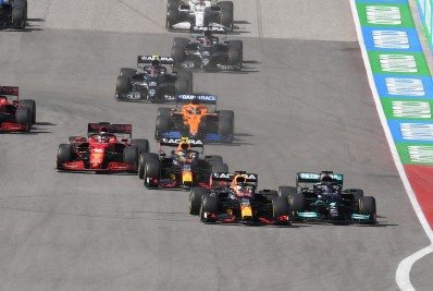 Verstappen supera Hamilton na tática e vence o GP dos Estados Unidos