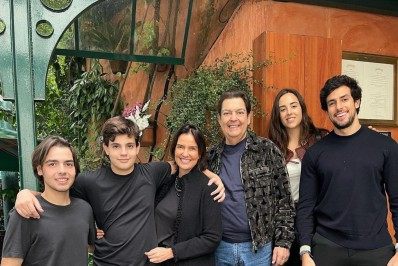 Fausto Silva aparece em clique raro com a família