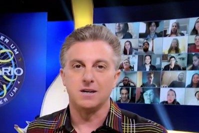 Luciano Huck se confunde e chama o 'Domingão' de 'Caldeirão'